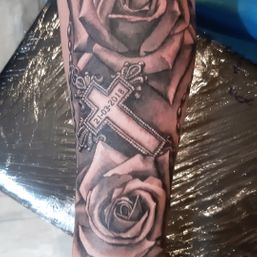 Herinnering tattoo kruis en rozen