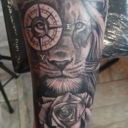 Leeuw met compas tattoo