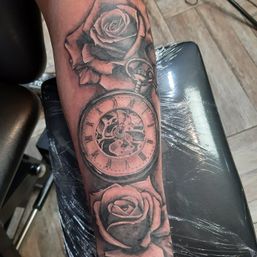 Klok en rozen tattoo