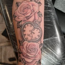 Klok en rozen tattoo vrouwelijk
