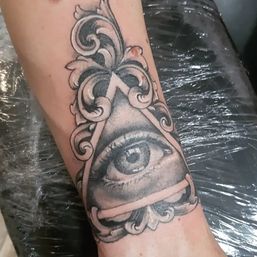 Uliminati oog tatoo
