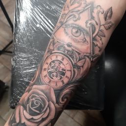 Klok, ,roos en oog tattoo
