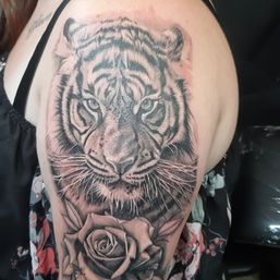 Realistische tijger met roos tattoo
