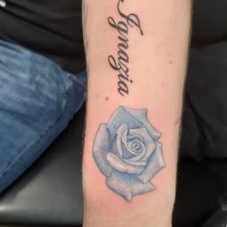 Blauwe roos tattoo