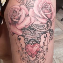 Roze rozen en kant tattoo