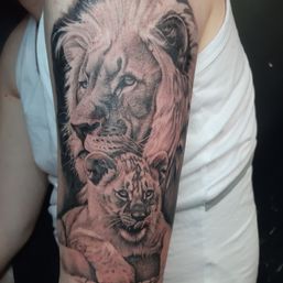 Leeuw met jong tattoo