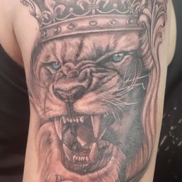 Leeuw met kroon tattoo